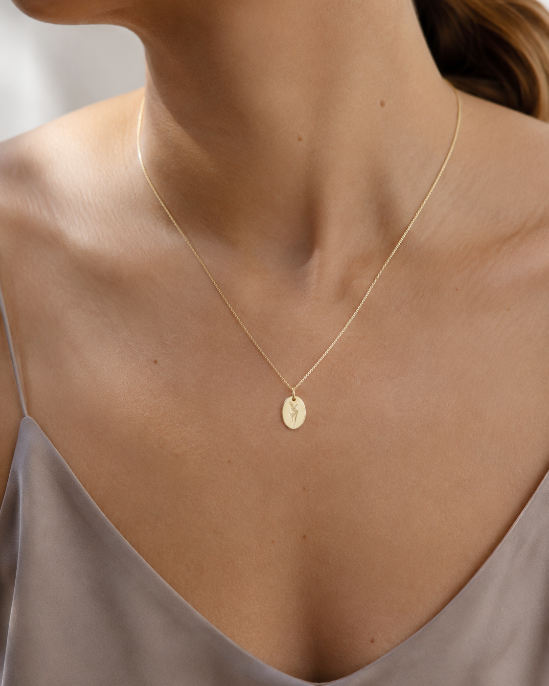 Geburtsblumen-Kette August mit Gladiolen-Anhänger als dezenter Schmuck am Model