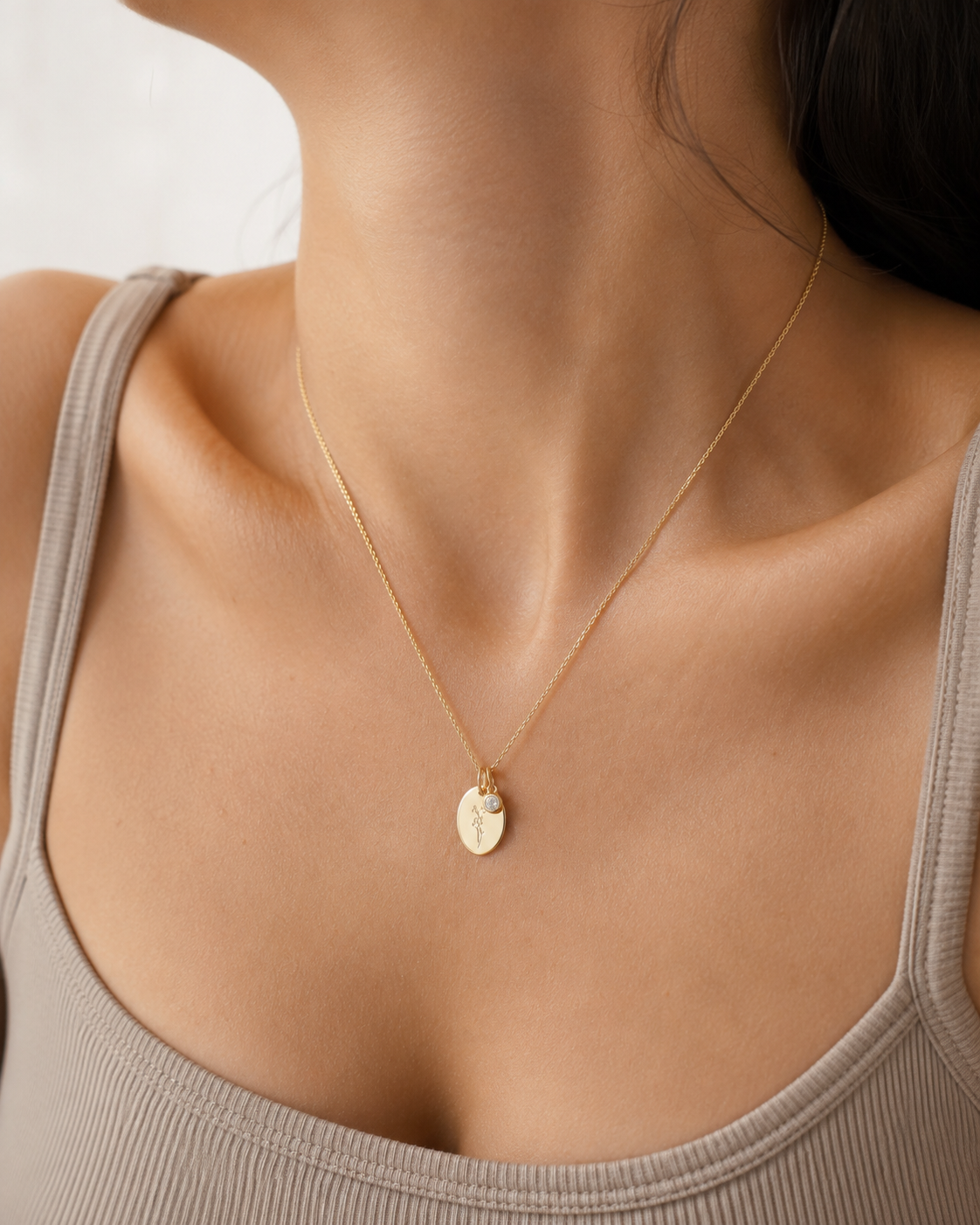 The Courage März Geburtsblumen-Kette mit Kirschblüten-Anhänger am Model getragen