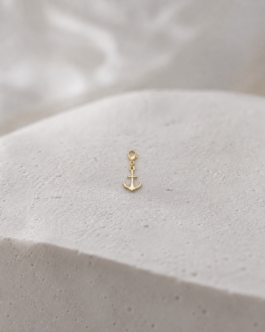 The Fortune Anchor Charm vergoldet als klares Produktbild