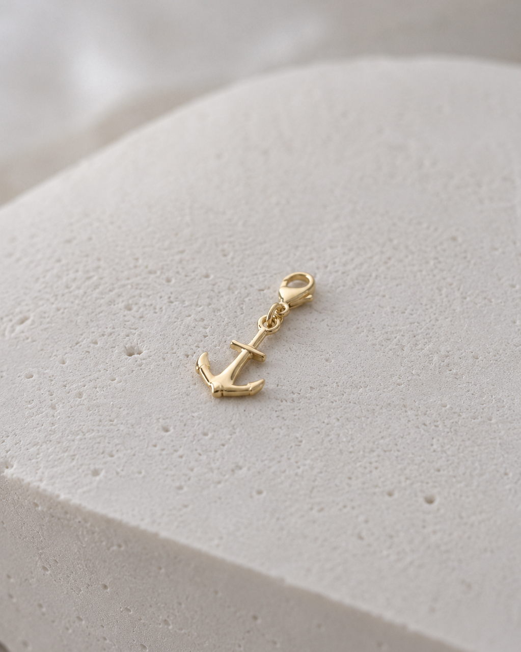 Nahaufnahme von The Fortune Anchor Charm vergoldet als bedeutungsvolles Schmuckdetail