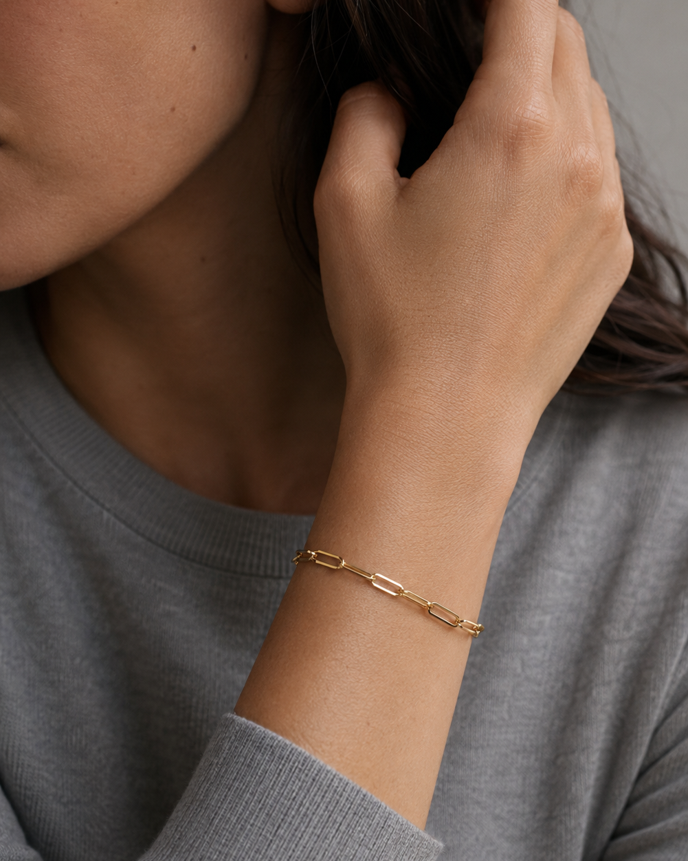 The Fortune Bracelet vergoldet als Armband am Model getragen
