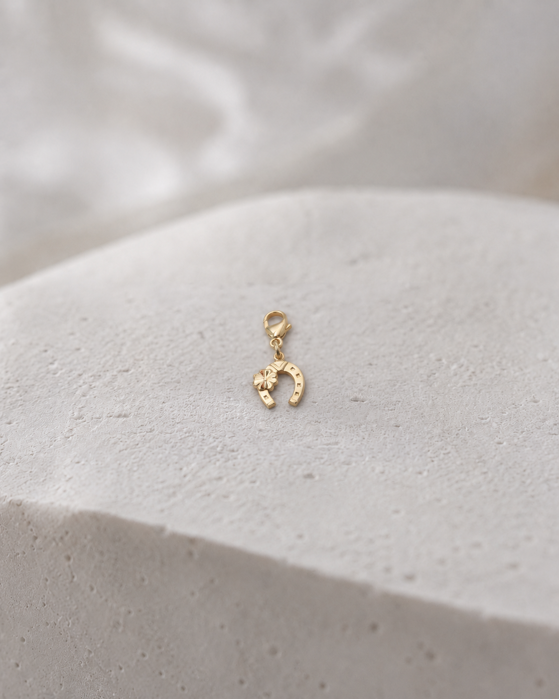 The Fortune Horseshoe Charm vergoldet als klares Produktbild