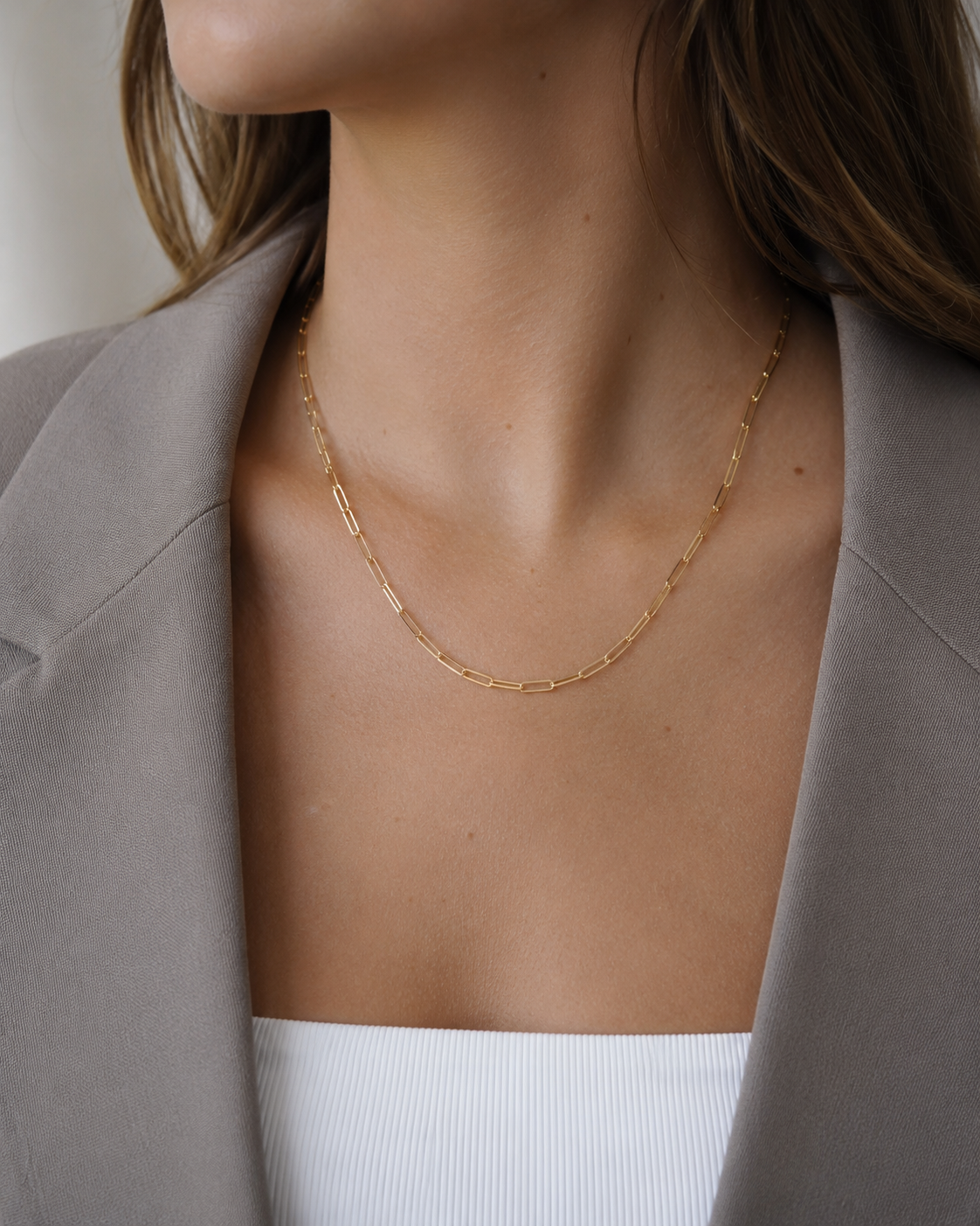 Nahaufnahme von The Fortune Necklace vergoldet als bedeutungsvolles Schmuckdetail