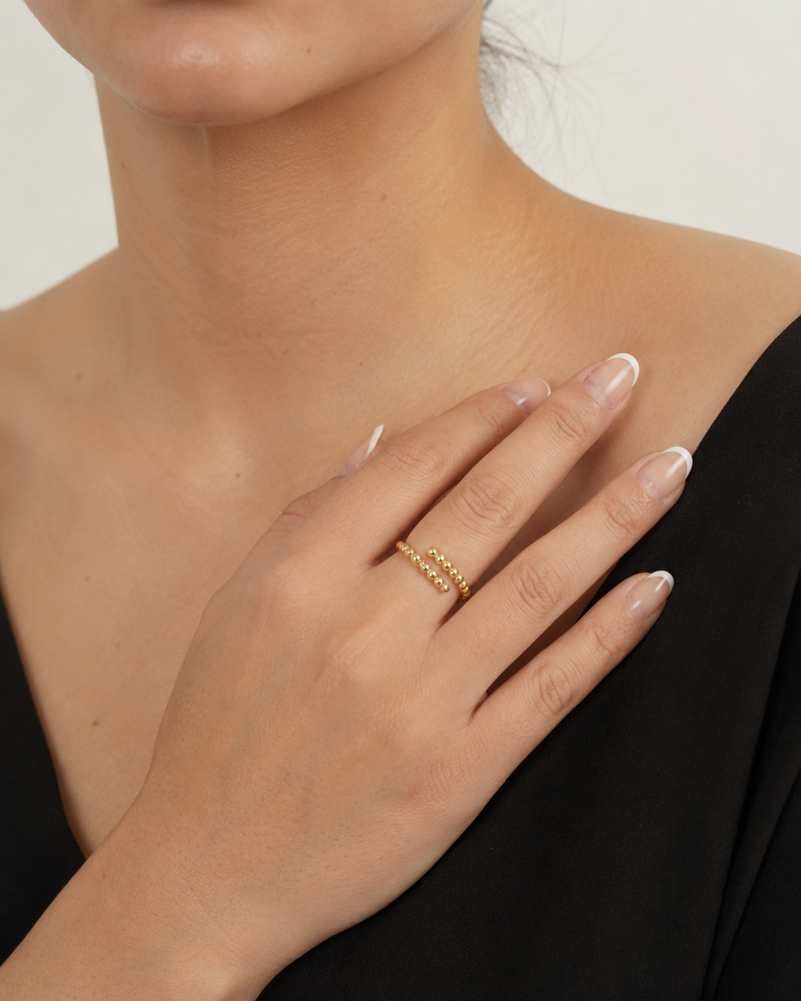 The Free Ring vergoldet getragen am Model