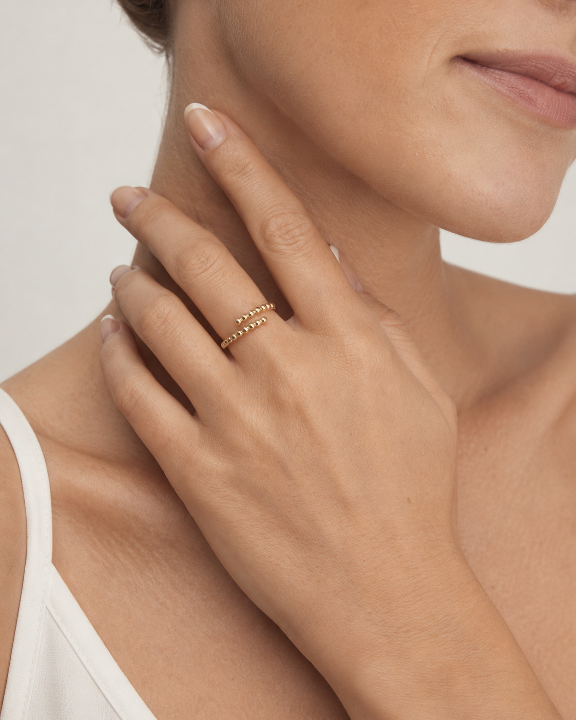 The Free Ring vergoldet getragen am Model