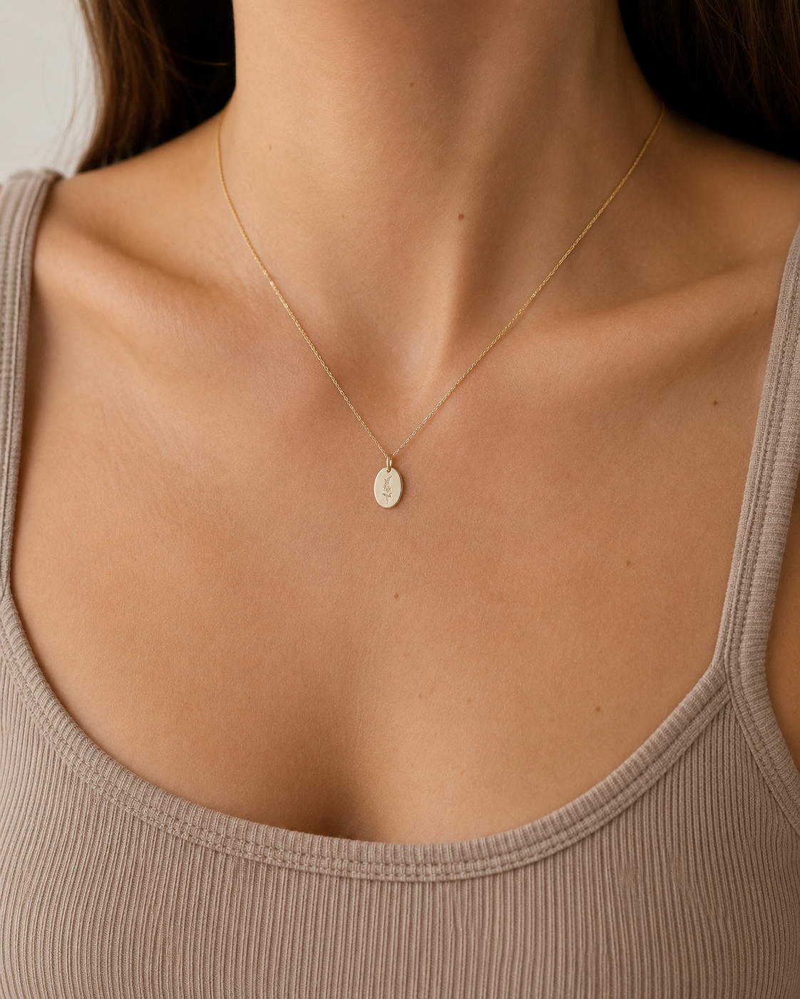 Geburtsblumen-Kette Juli mit Rittersporn-Anhänger als dezenter Schmuck am Model