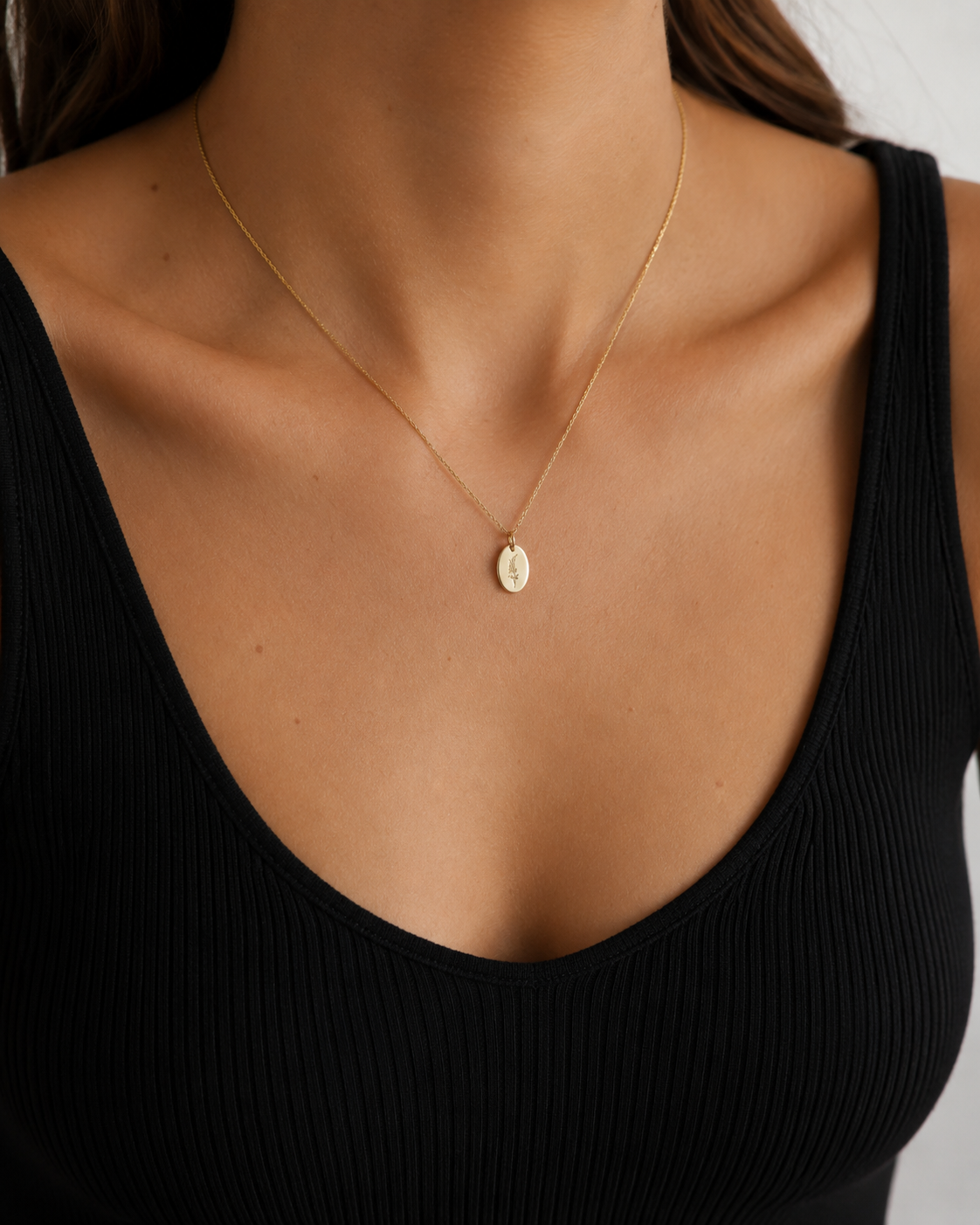 Geburtsblumen-Kette Juli mit Rittersporn-Anhänger als dezenter Schmuck am Model