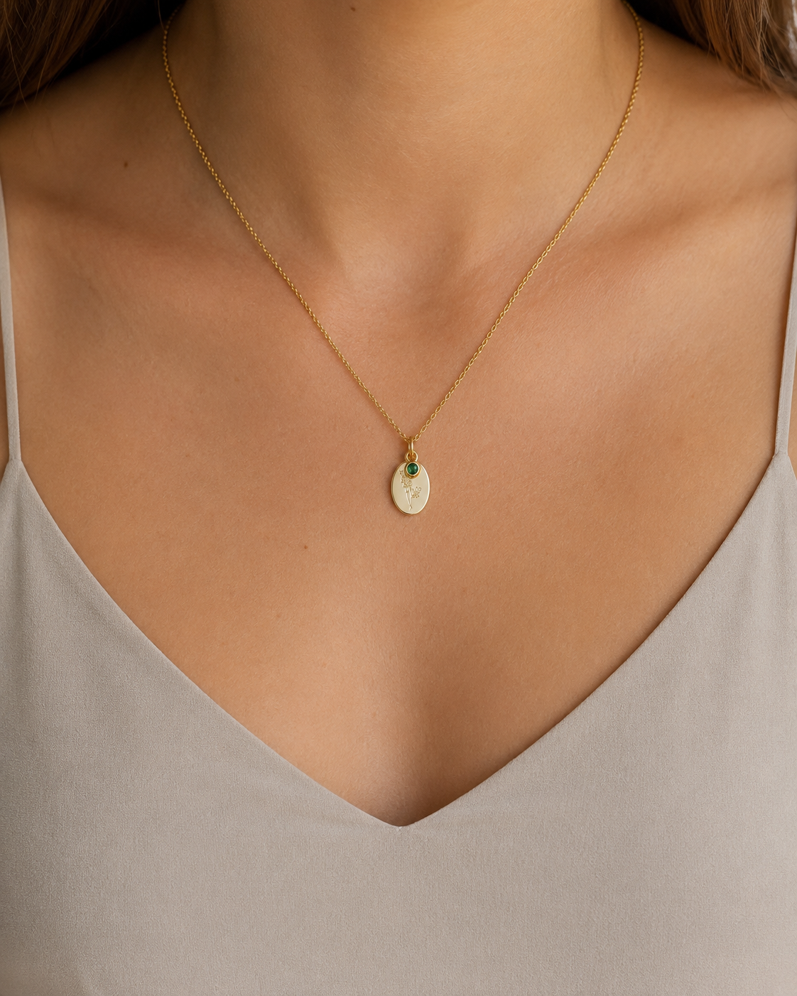 Geburtsblumen-Kette Mai mit Weißdorn-Anhänger als dezenter Schmuck am Model
