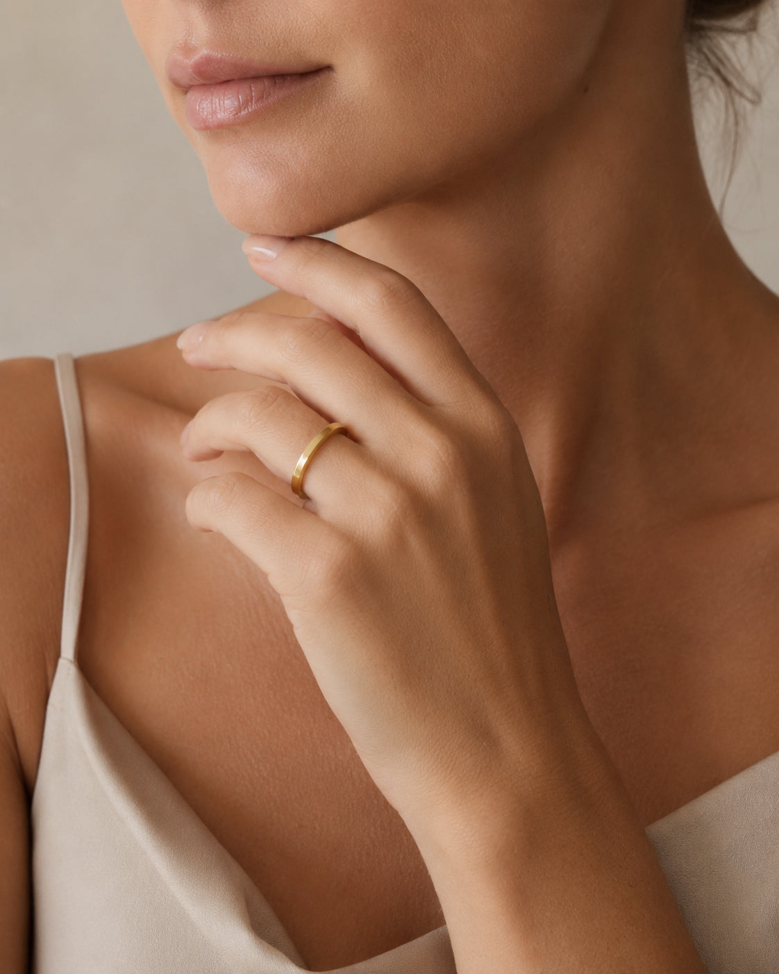 The Line Ring vergoldet als Ring am Model getragen