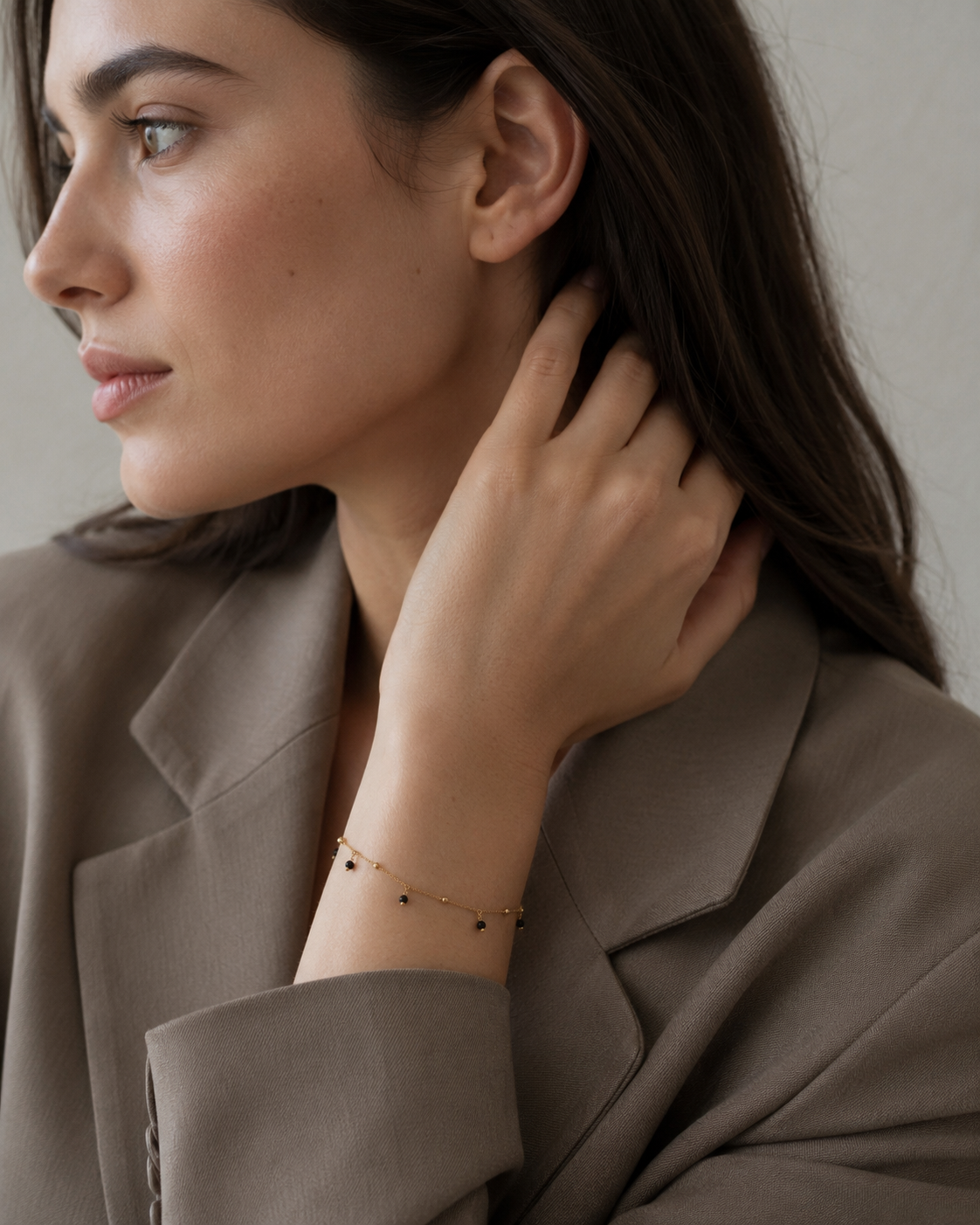 The Mystery Bracelet vergoldet getragen am Model