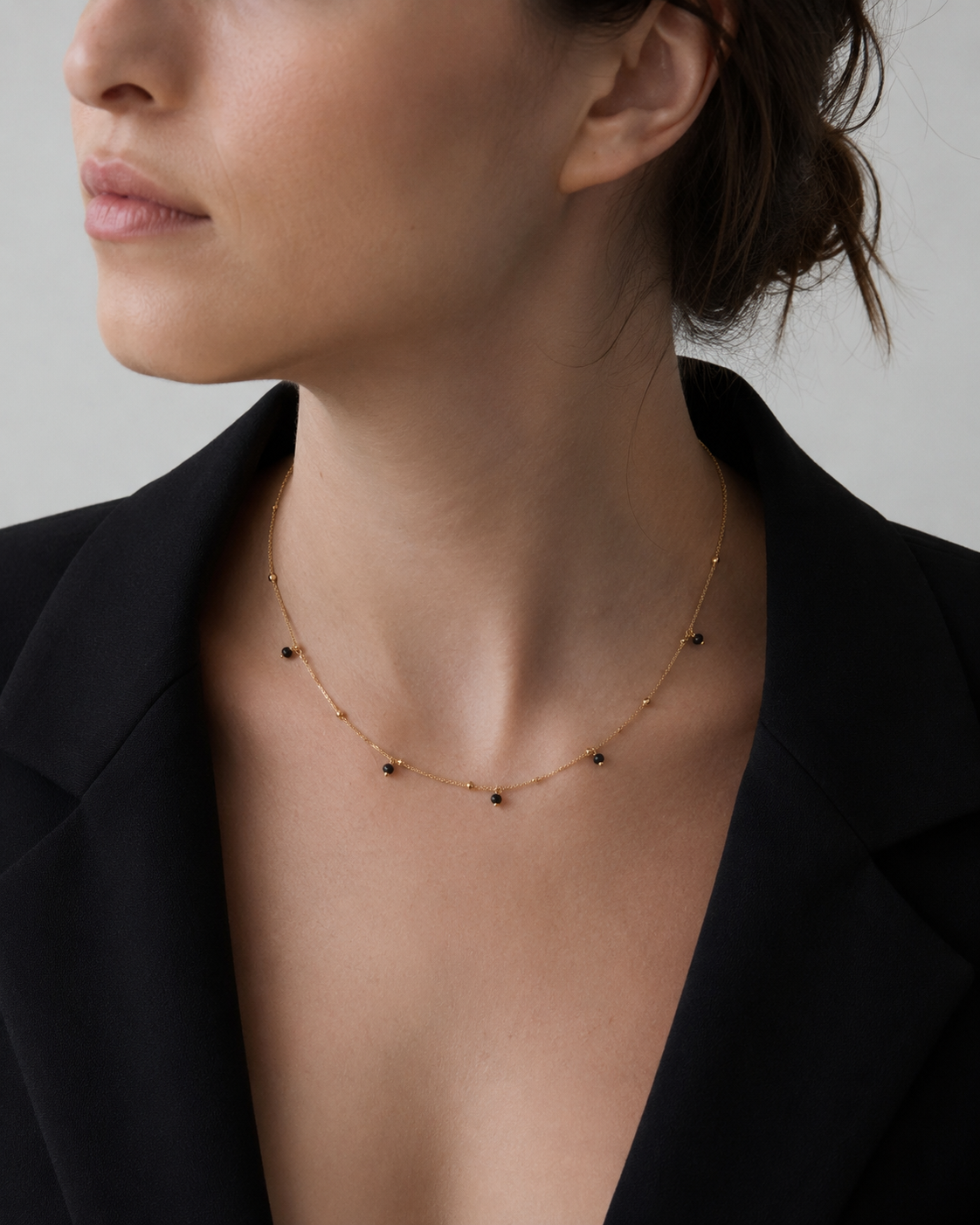 The Mystery Necklace vergoldet als Kette am Model getragen