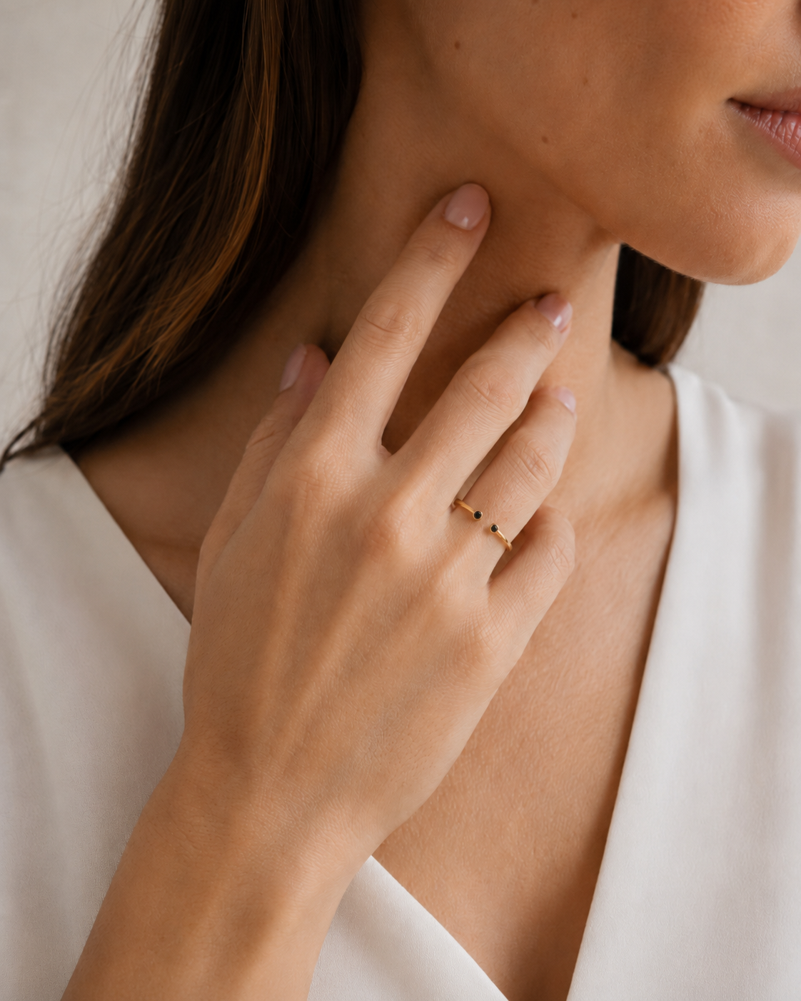 The Mystery Ring vergoldet als Ring am Model getragen