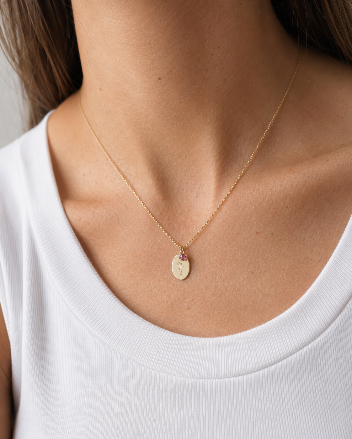 The Poise Oktober Geburtsblumen-Kette mit Ringelblumen-Anhänger am Model getragen