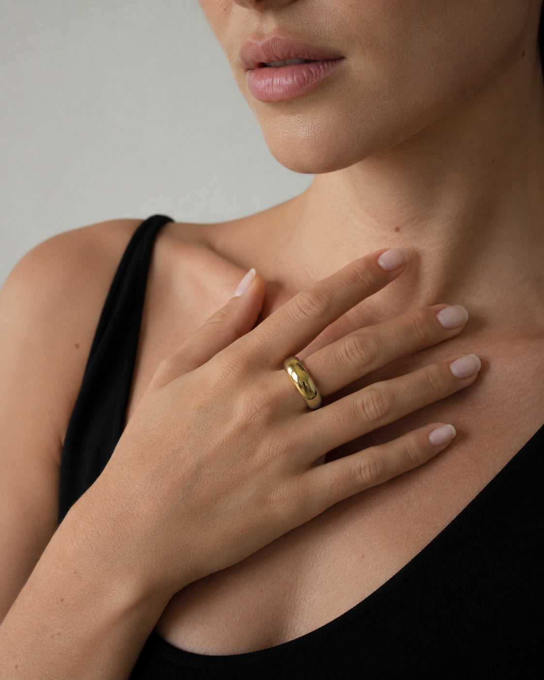 The Power Ring vergoldet als Ring am Model getragen
