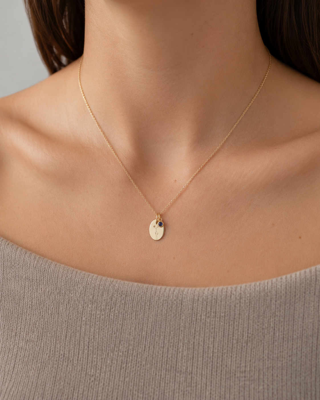 Geburtsblumen-Kette September mit Astern-Anhänger als dezenter Schmuck am Model