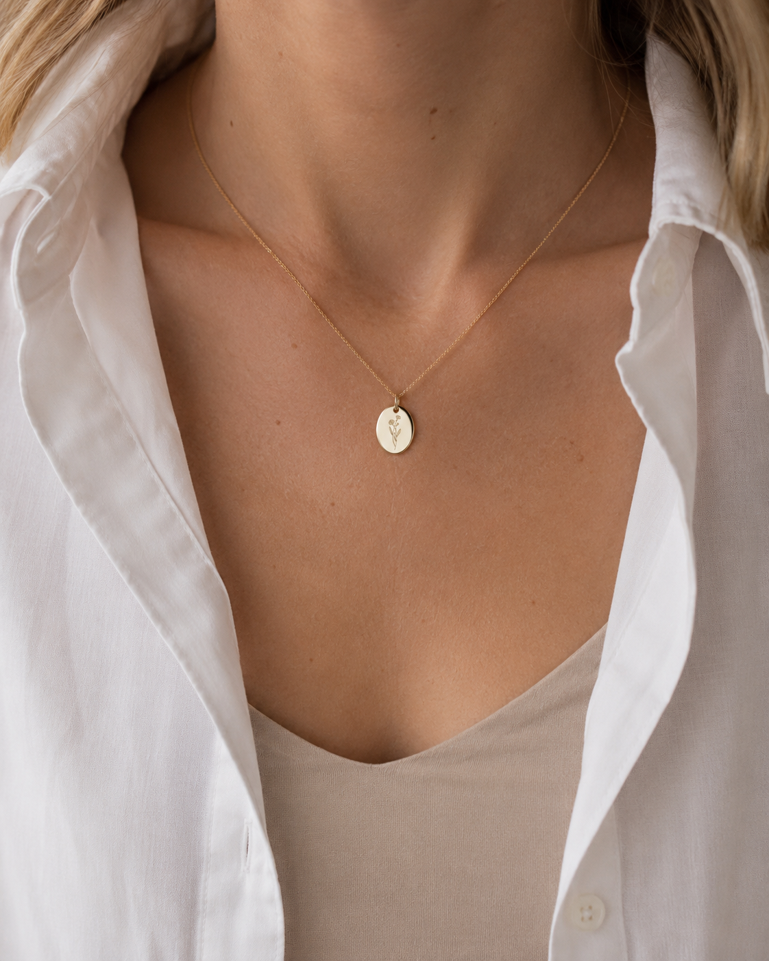 The Pure September Geburtsblumen-Kette mit Astern-Anhänger am Model getragen
