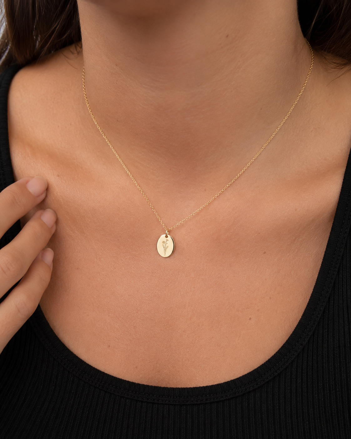 The Pure September Geburtsblumen-Kette mit Astern-Anhänger am Model getragen
