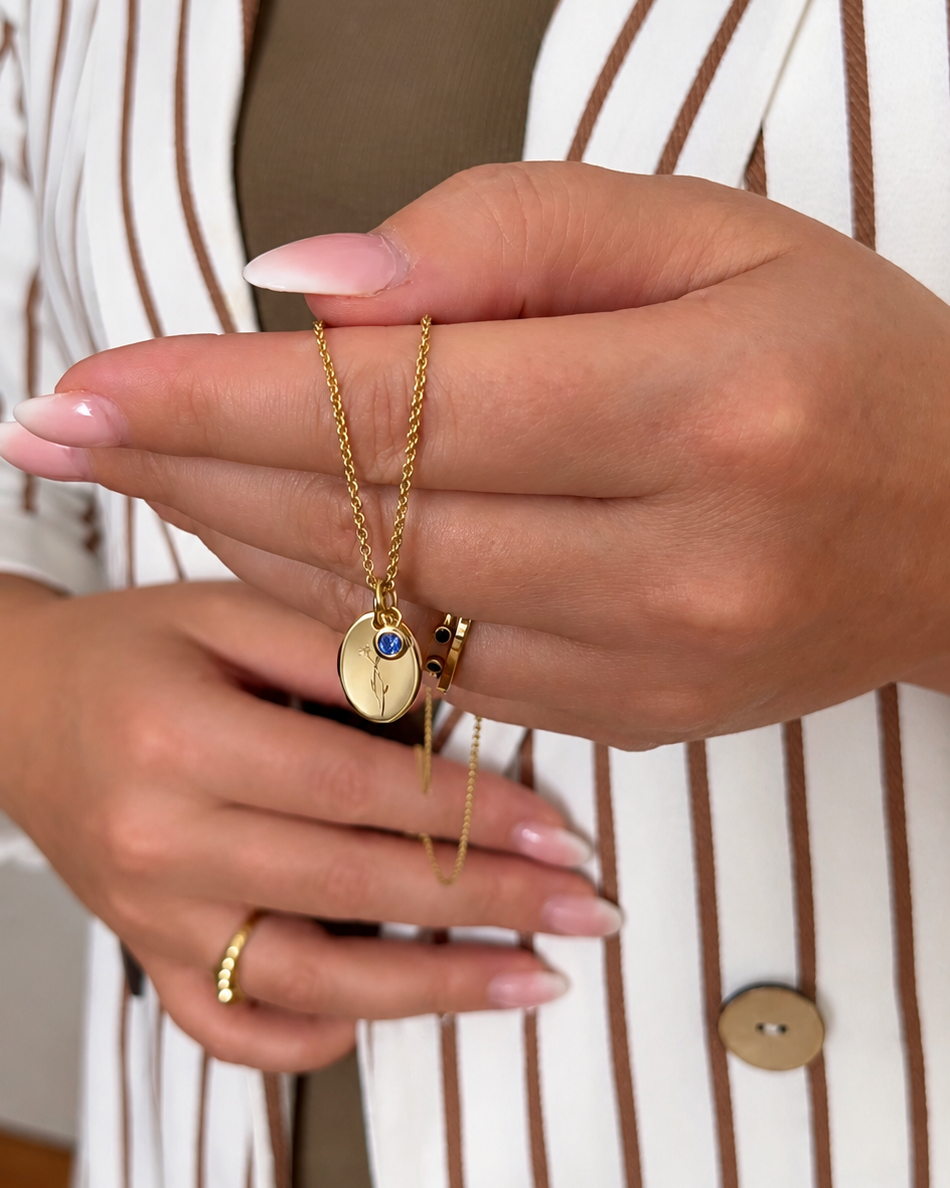 Geburtsblumen-Kette September mit Astern-Anhänger als dezenter Schmuck am Model