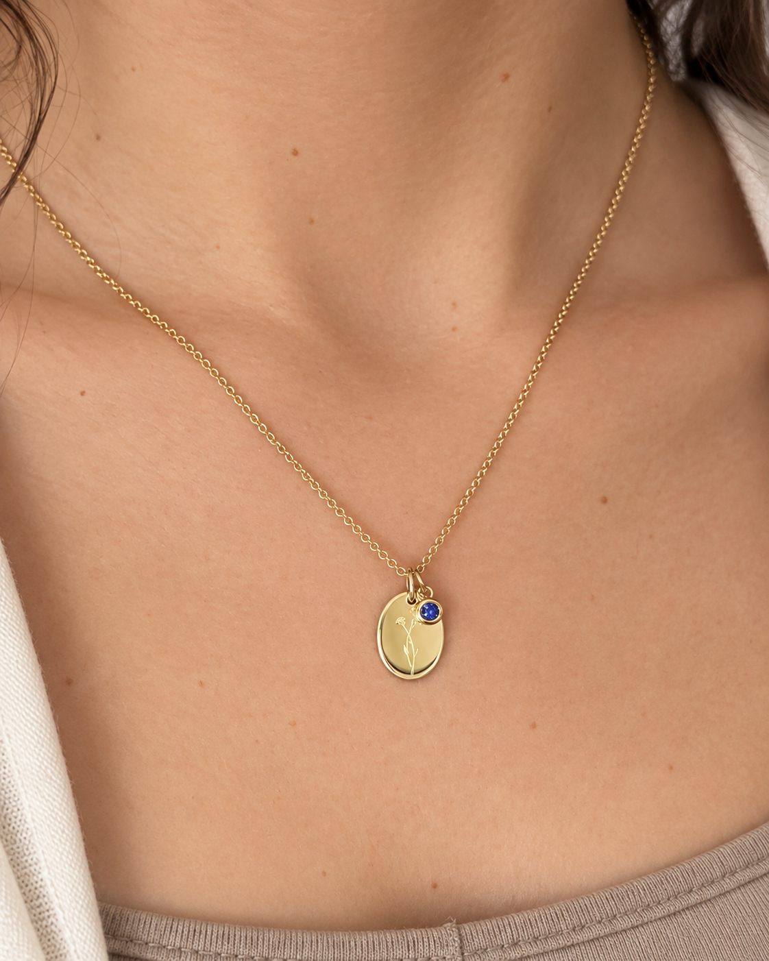 Geburtsblumen-Kette September mit Astern-Anhänger als dezenter Schmuck am Model