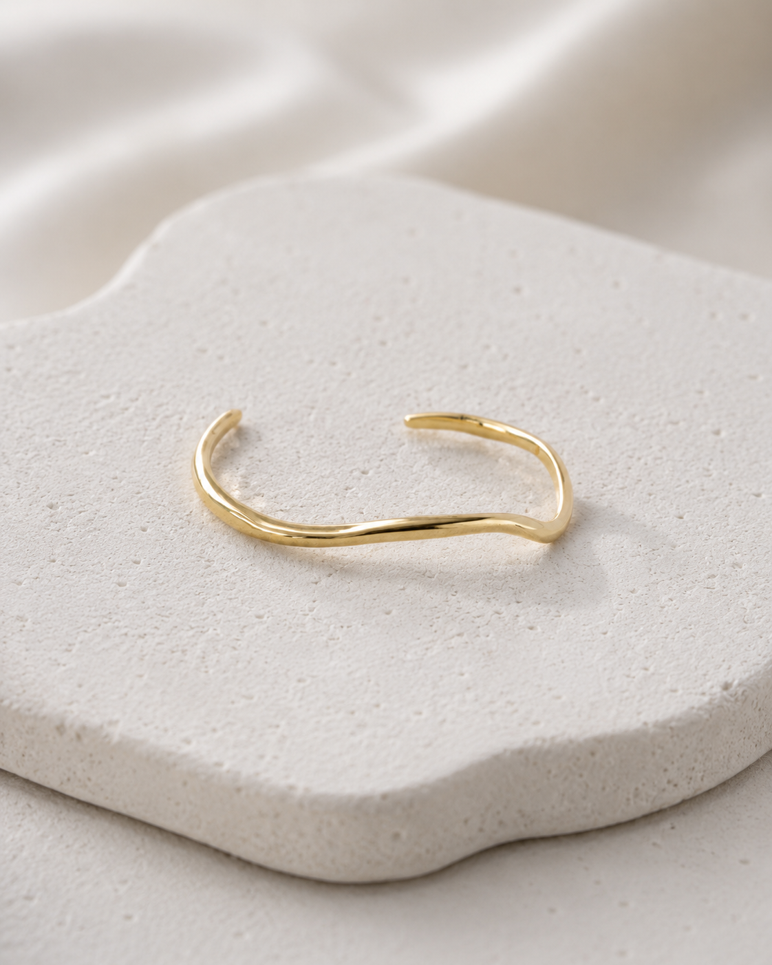 The Self Bangle vergoldet als klares Produktbild