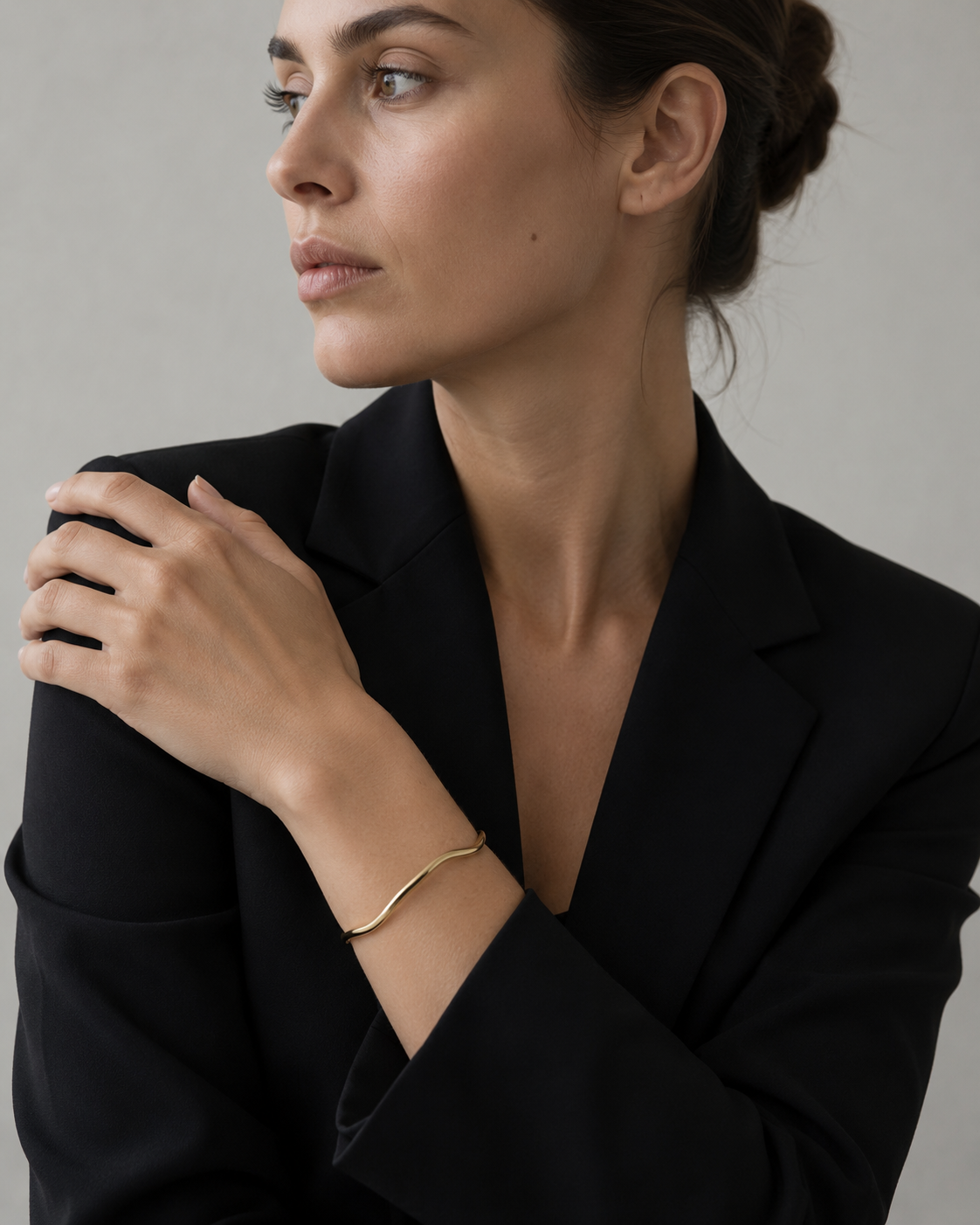 The Self Bangle vergoldet getragen am Model