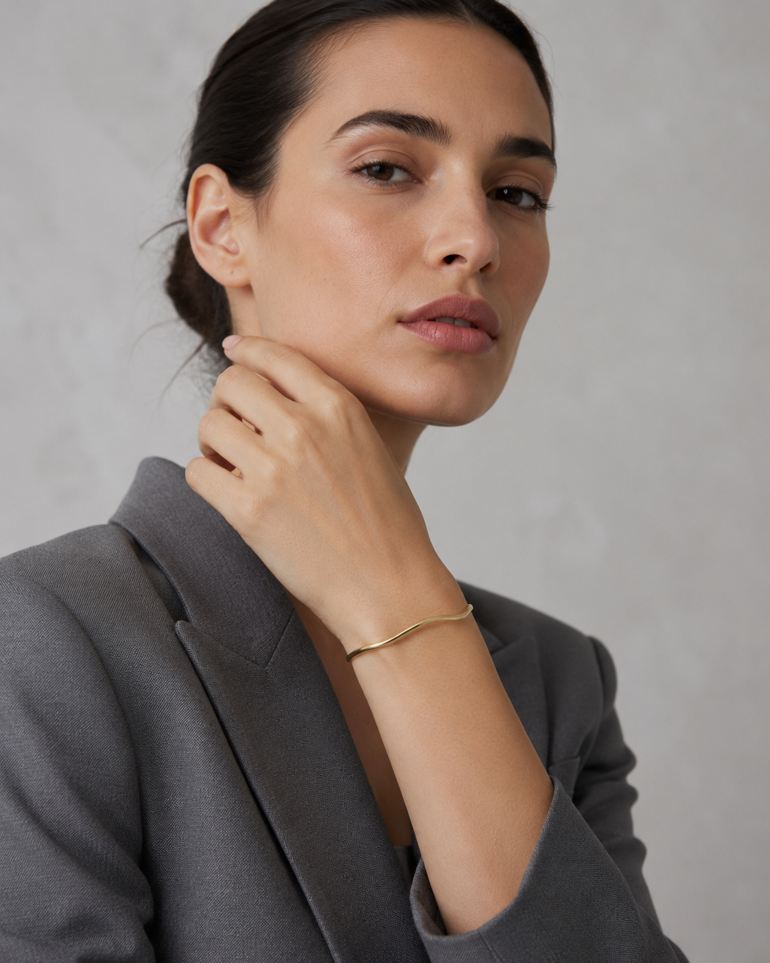 The Self Bangle vergoldet getragen am Model