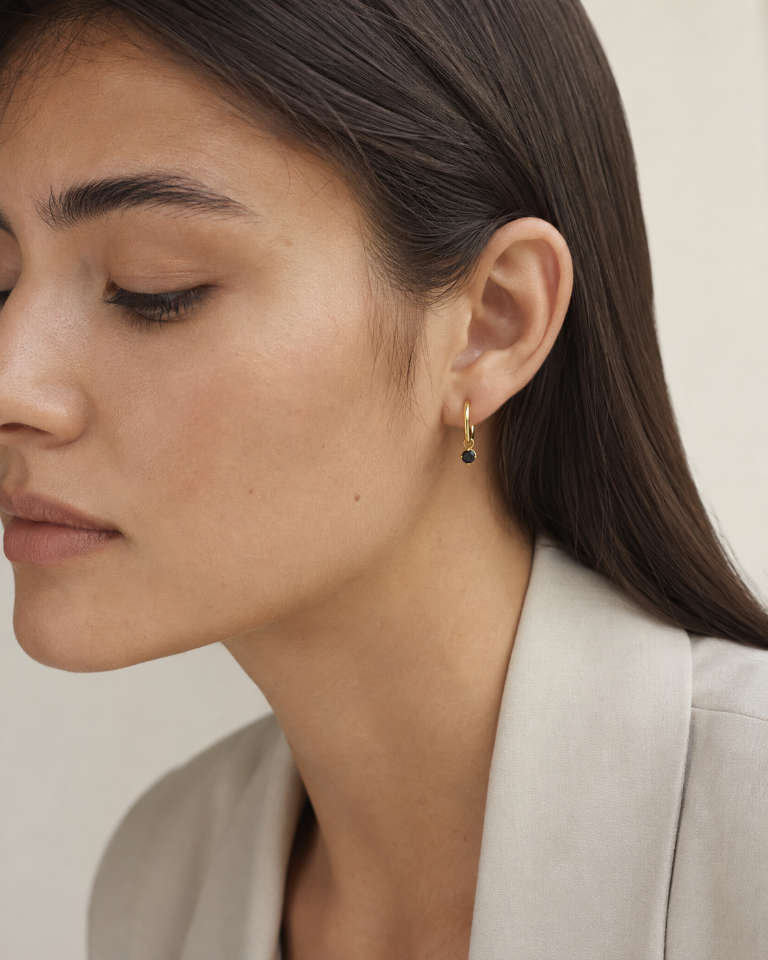 The Mystery Earrings vergoldet getragen am Model