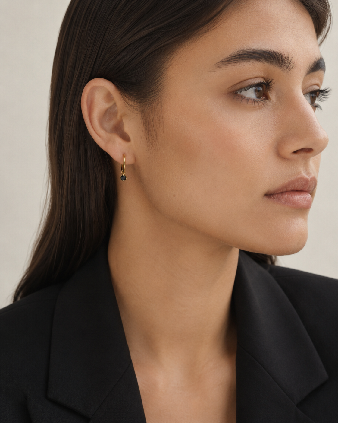 The Mystery Earrings vergoldet getragen am Model