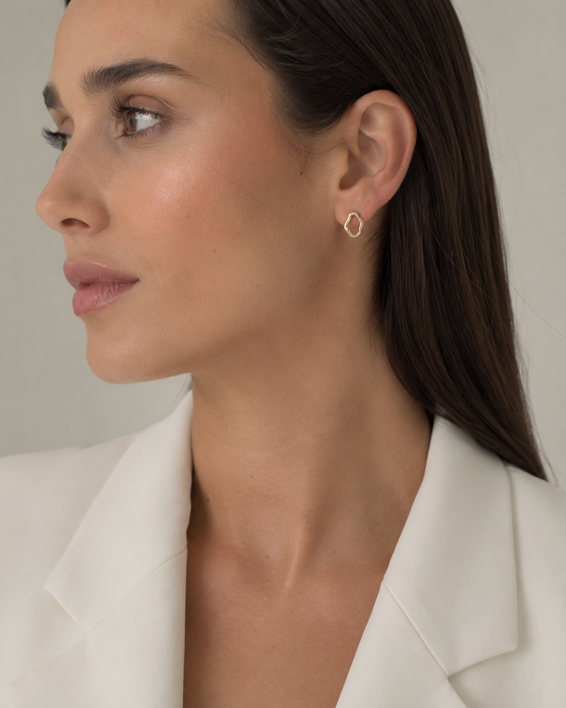 The Self Earrings vergoldet als Ring am Model getragen