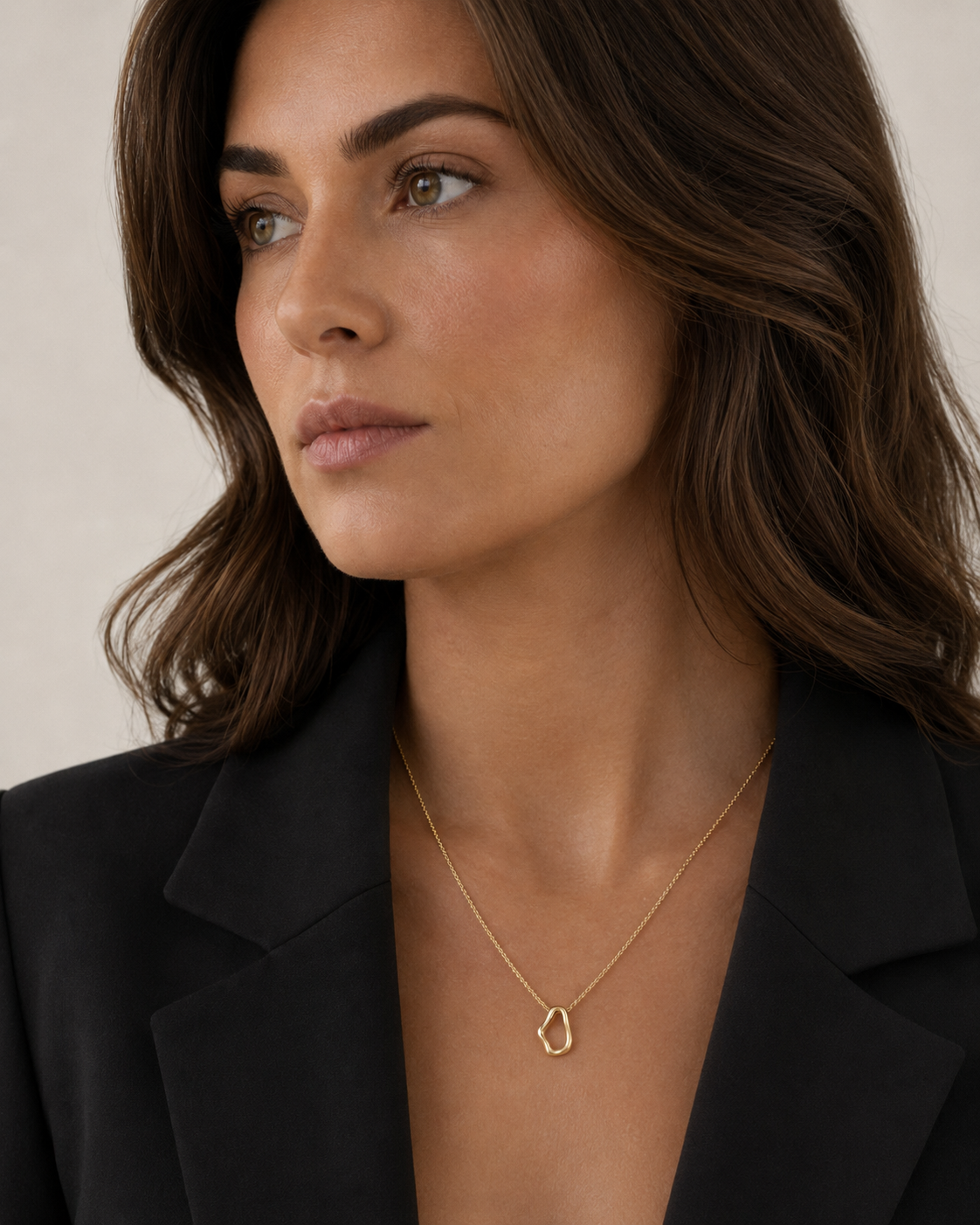 The Self Pendant vergoldet getragen am Model