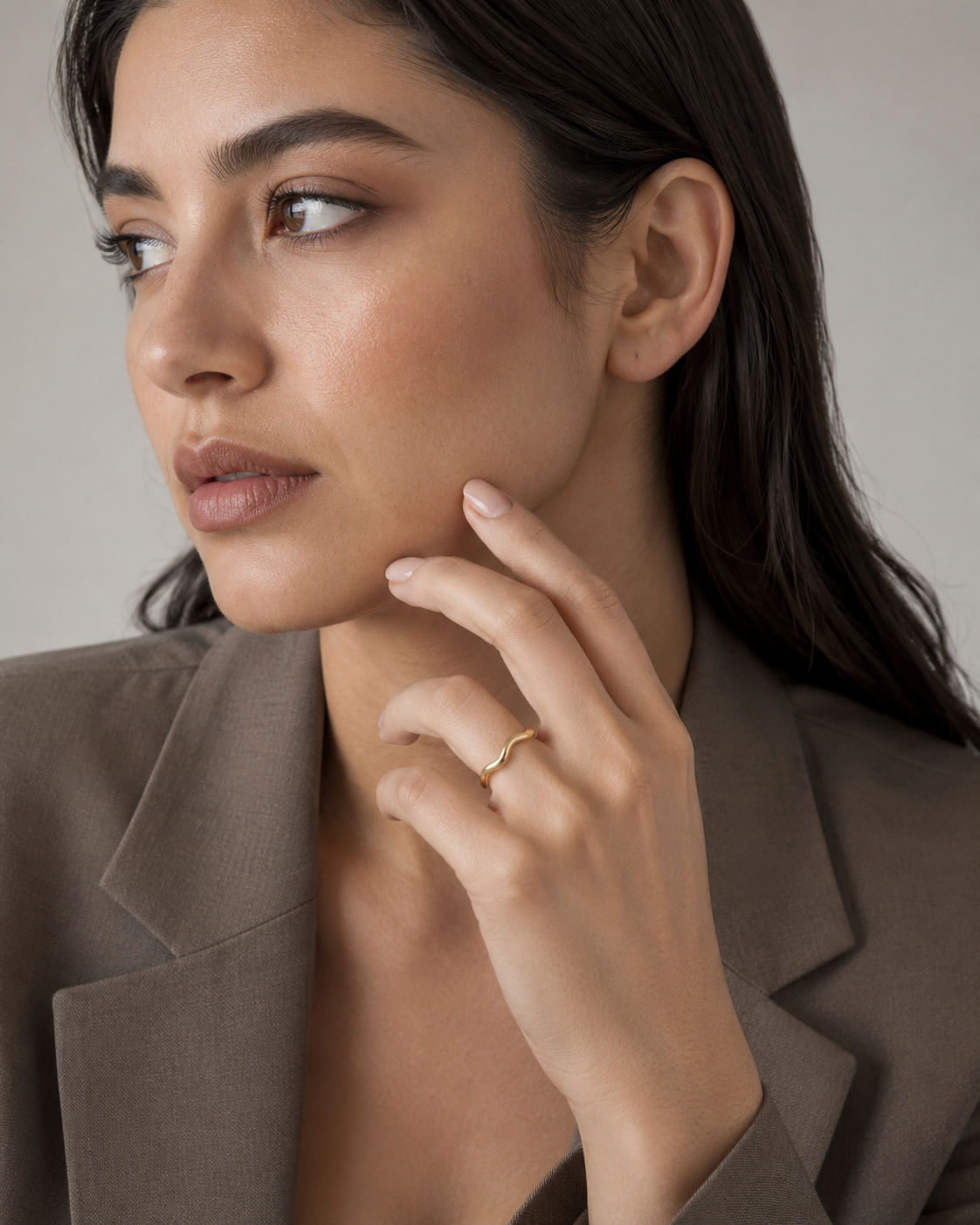 The Self Ring vergoldet als Ring am Model getragen