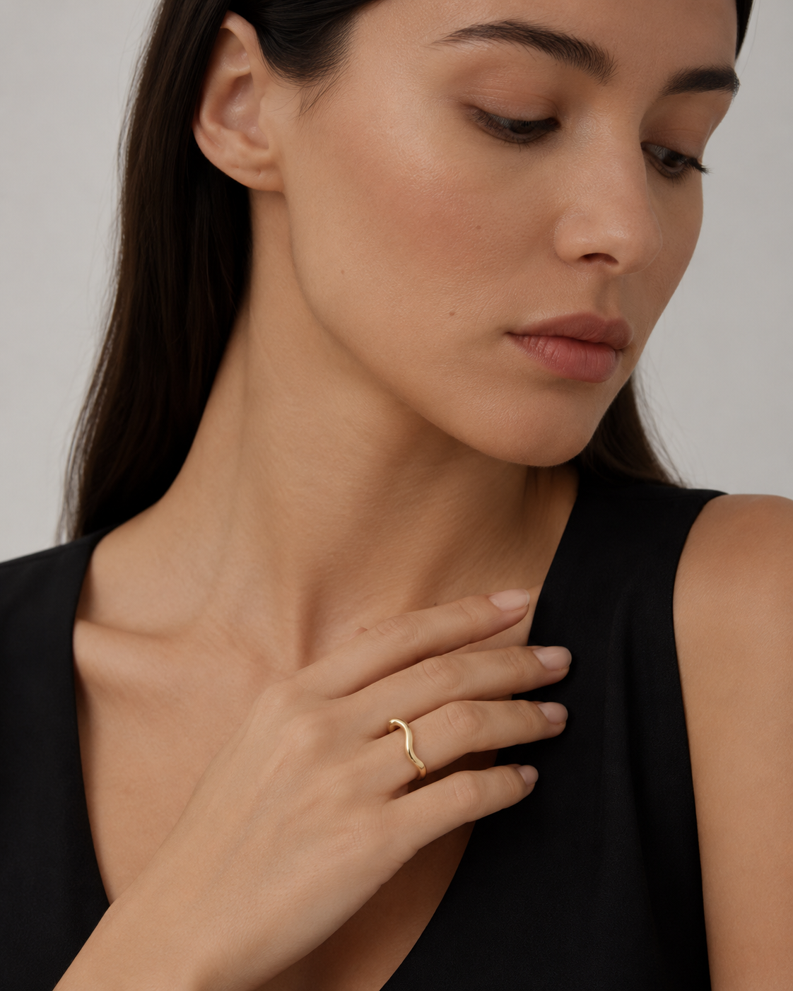 The Self Ring vergoldet als Ring am Model getragen