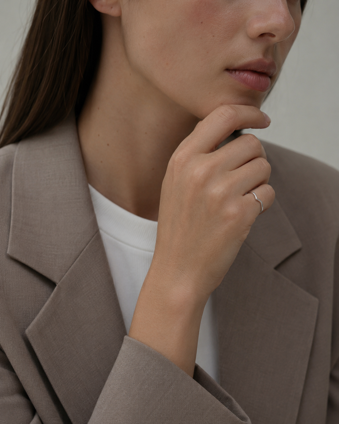 The Soft Ring Silver als Ring am Model getragen