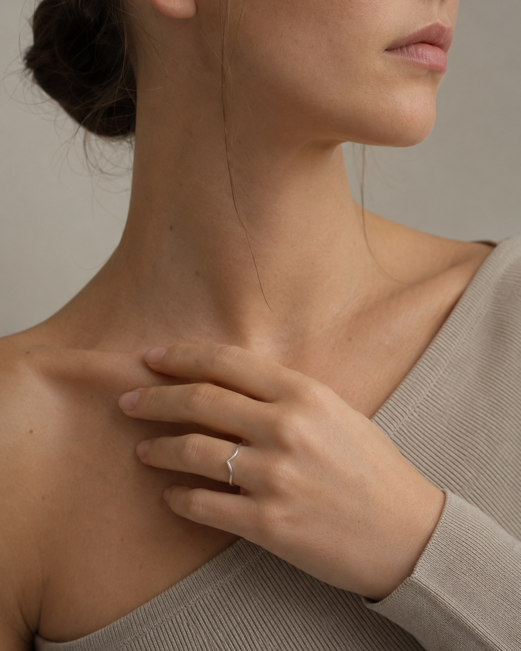 The Soft Ring Silver als Ring am Model getragen