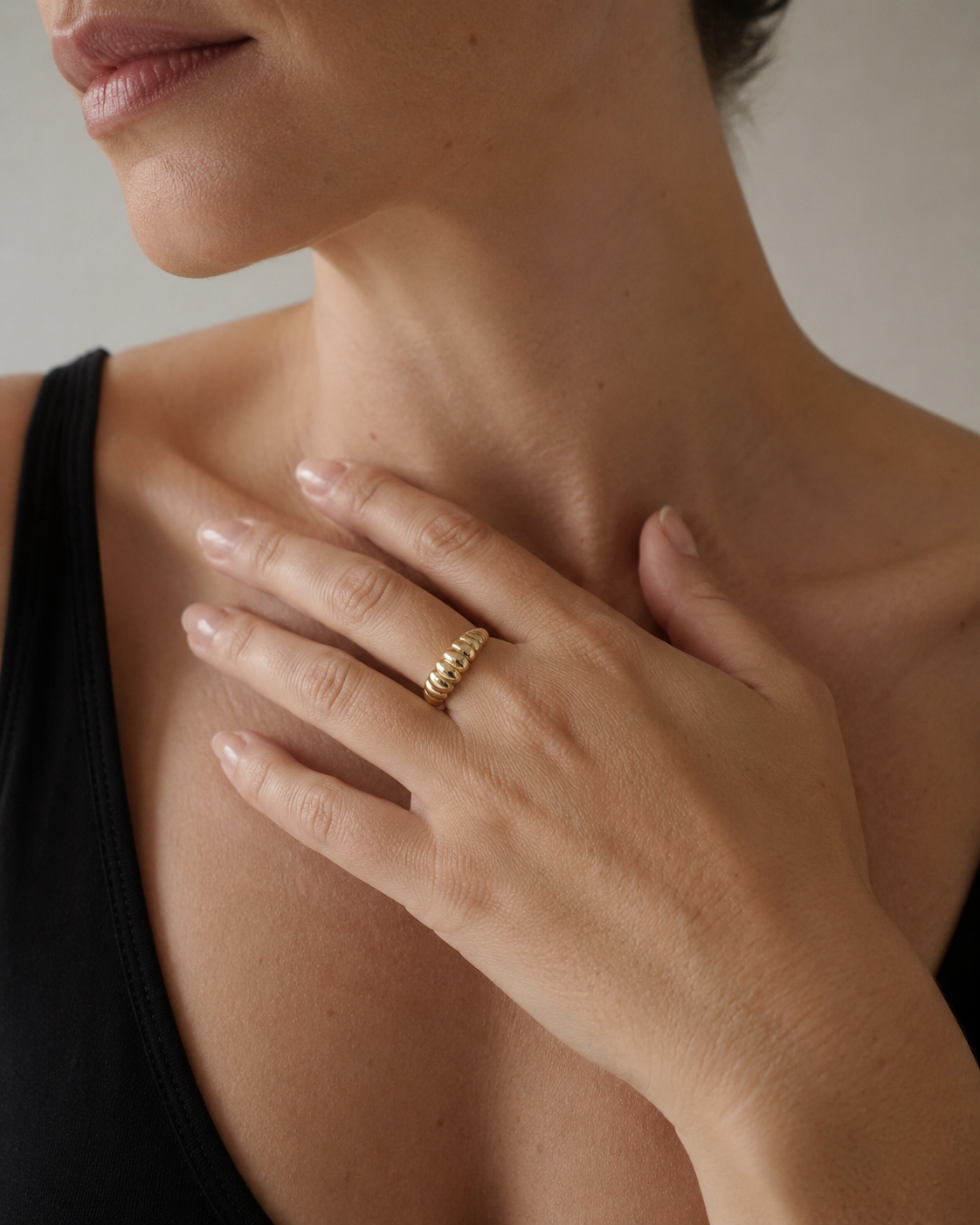 The Strong Ring vergoldet als Ring am Model getragen