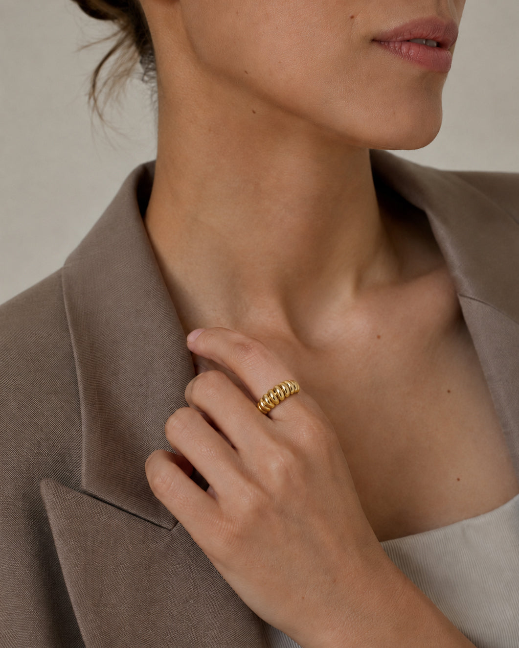 The Strong Ring vergoldet als Ring am Model getragen
