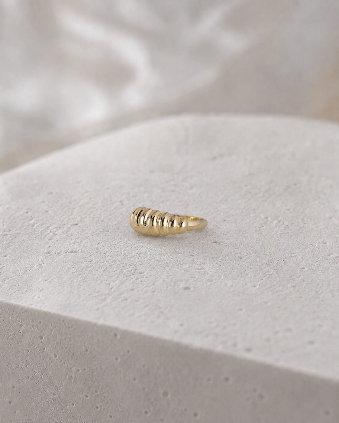The Strong Ring vergoldet als klares Produktbild