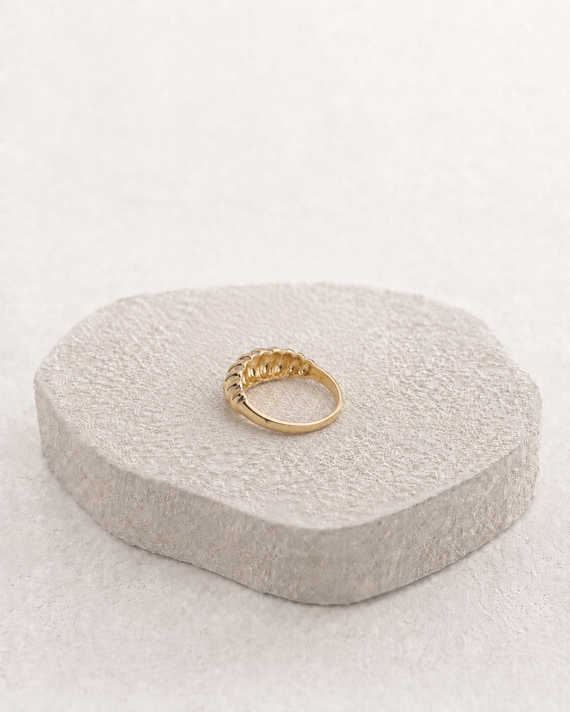The Strong Ring vergoldet als klares Produktbild