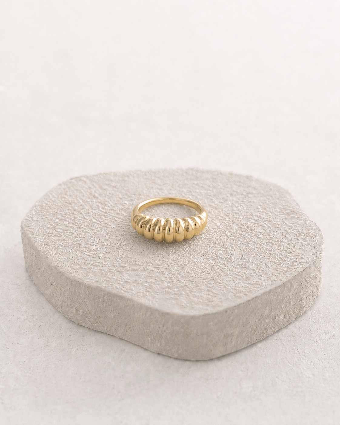 The Strong Ring vergoldet als klares Produktbild