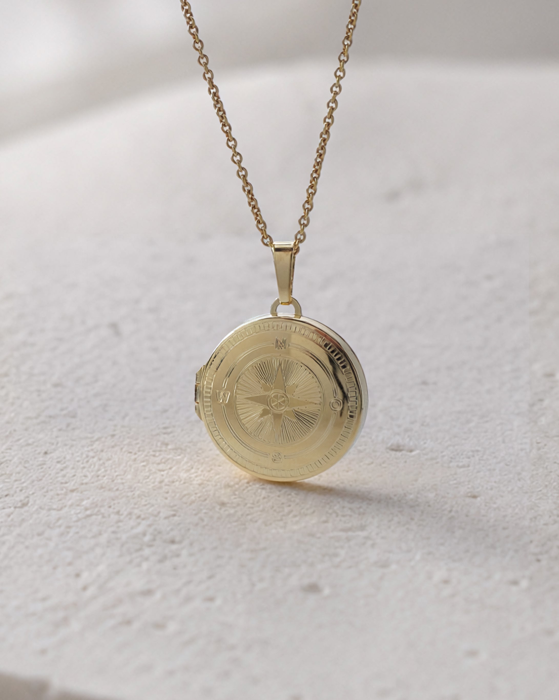 Nahaufnahme von The True Locket Medaillon Kette vergoldet in zeitloser, glänzender Form