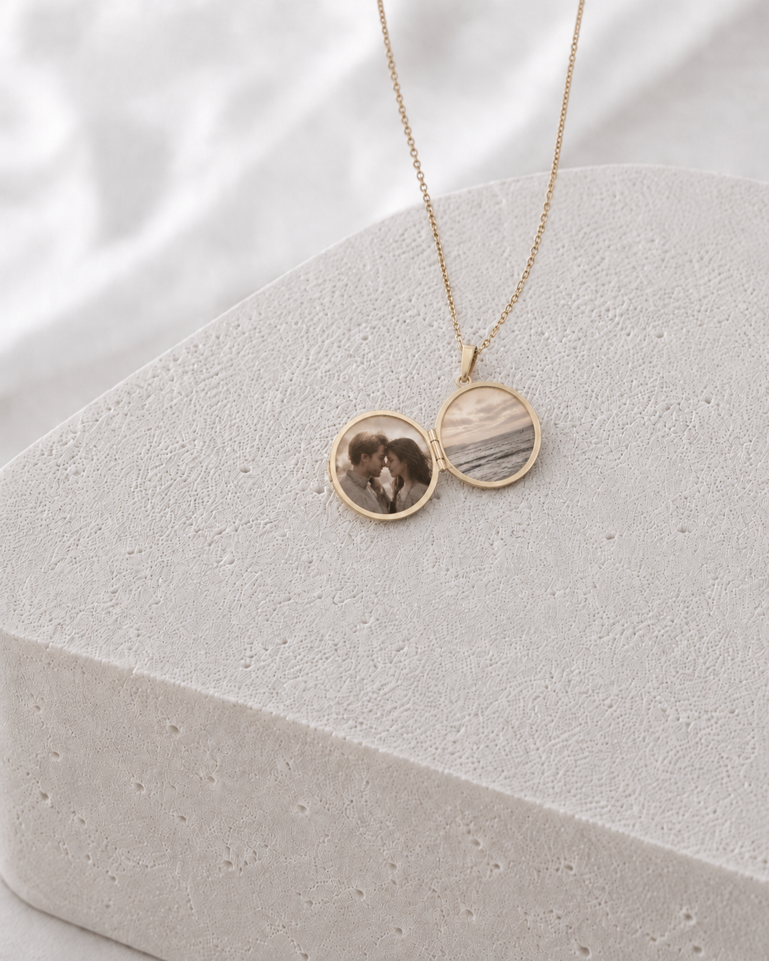Nahaufnahme von The True Locket Medaillon Kette vergoldet in zeitloser, glänzender Form