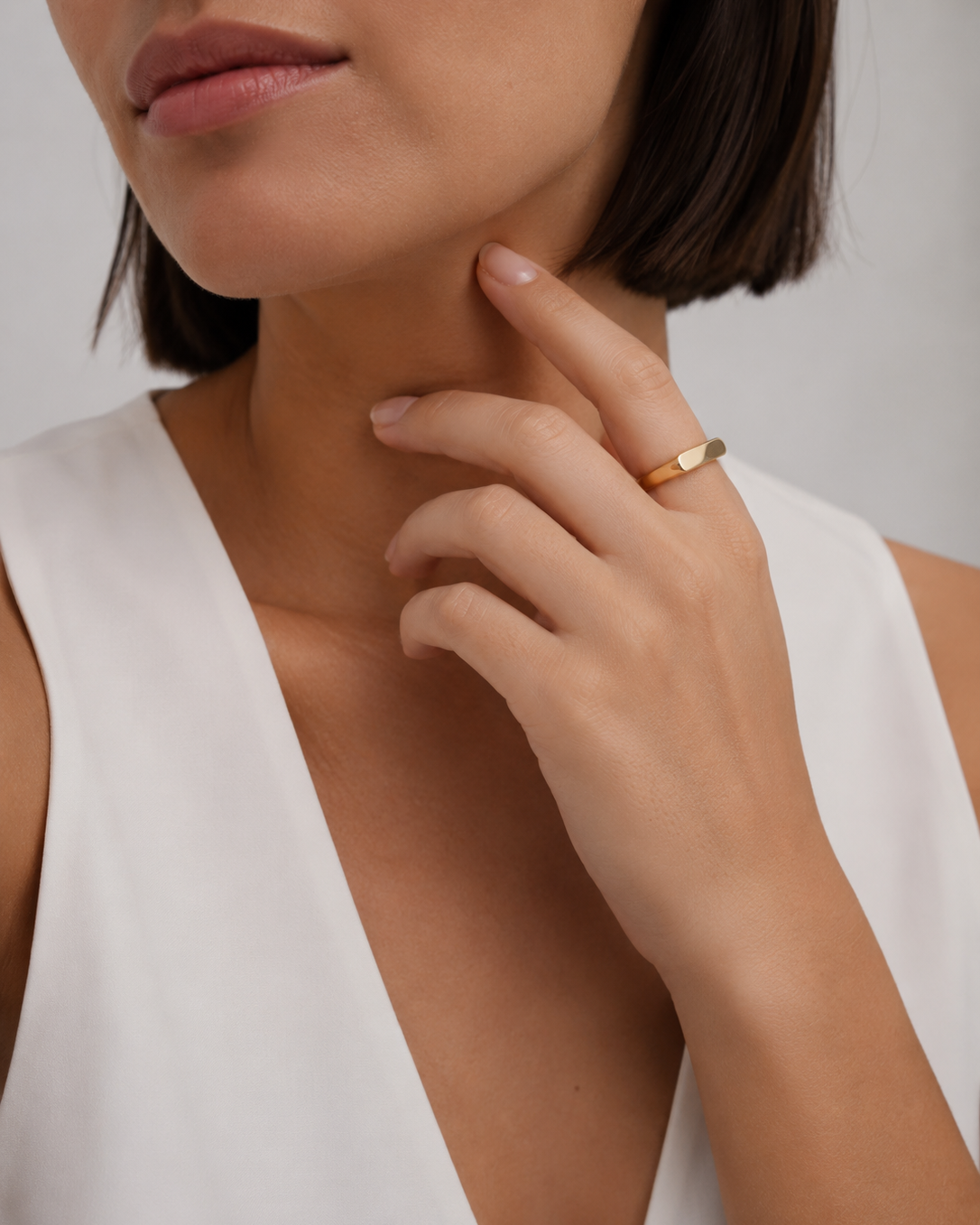 The True Ring vergoldet als Ring am Model getragen
