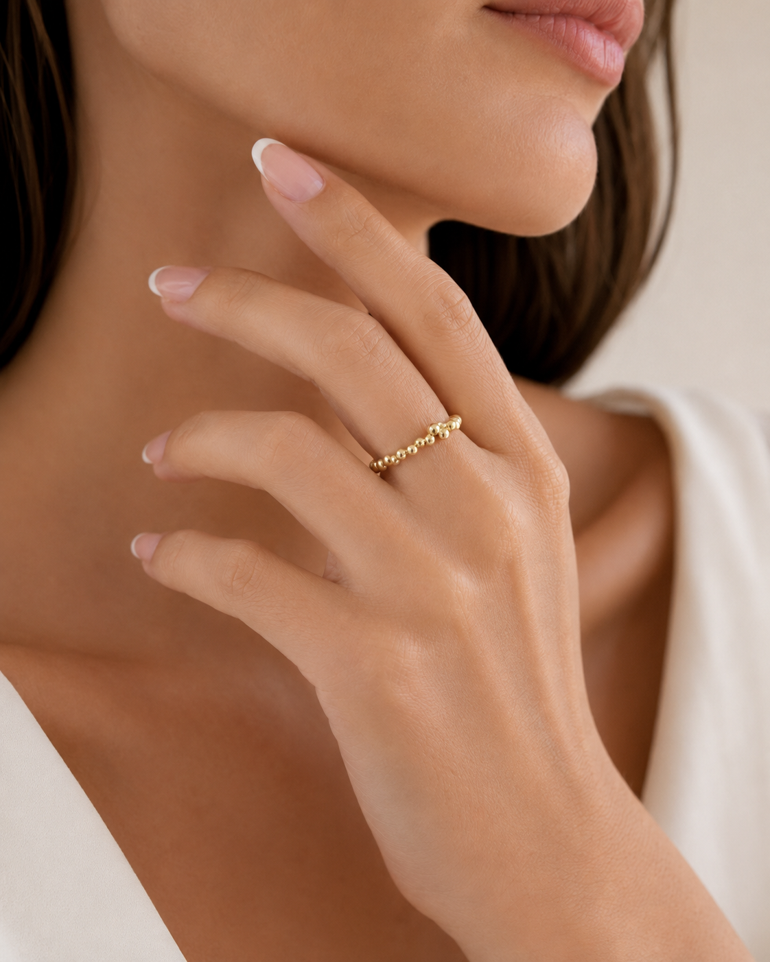 The Whole Ring vergoldet als Ring am Model getragen