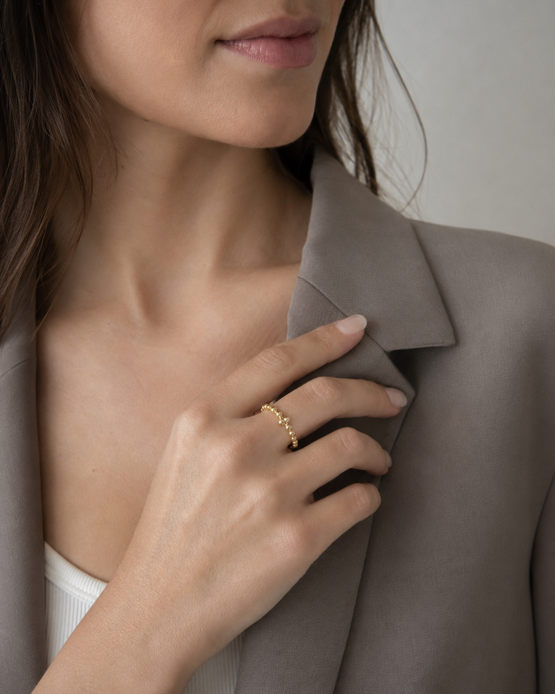 The Whole Ring vergoldet als Ring am Model getragen